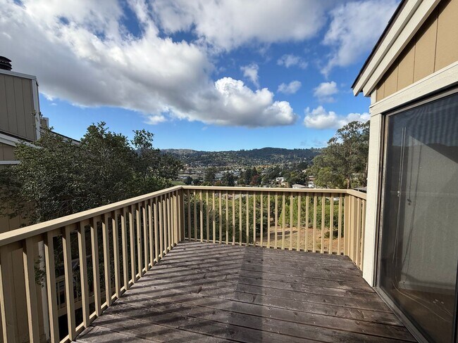 Building Photo - PENDING WITH ACCEPTED APPLICATION - LARGE ...