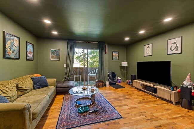 Building Photo - 515 Basswood Ave