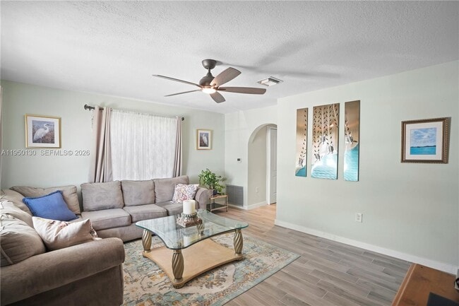 Building Photo - 142 NW 10th Ct