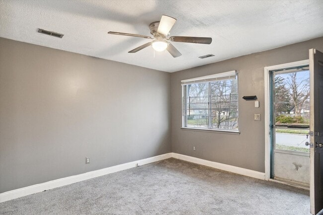 Building Photo - $1,250 - 3 bedroom 1 bath