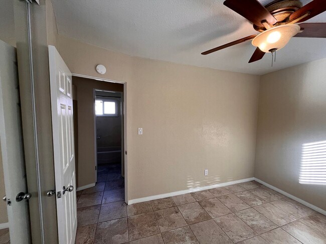 Building Photo - kl303r