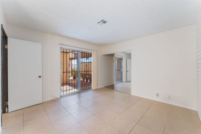 Building Photo - Single Story Condo  One Bedroom and One Ba...