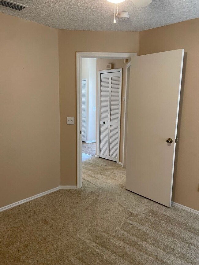 Building Photo - 1 story 3/2 in Meadow Woods with full sized washer and dryer included