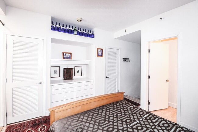 Building Photo - Spacious Jr. 1 Bedroom near Levi's Plaza |...