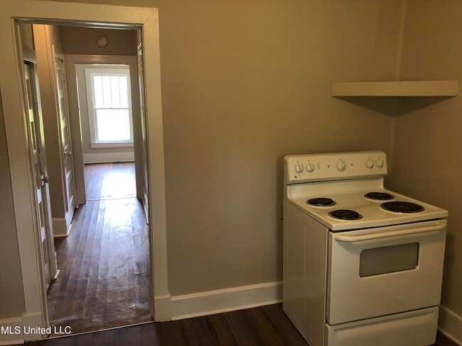 Building Photo - 495 Woodruff St