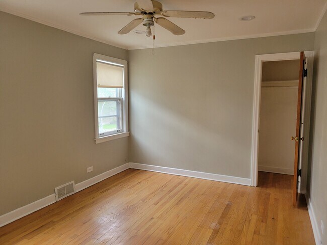 Building Photo - 6221 N Albany Ave