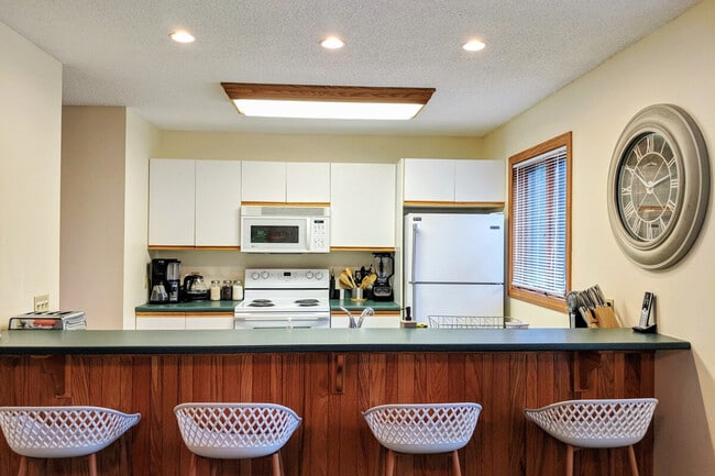 Building Photo - 140 Paquette Cir