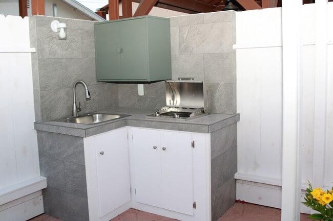 Building Photo - 2 Bedroom, 1 Bathroom Apartment