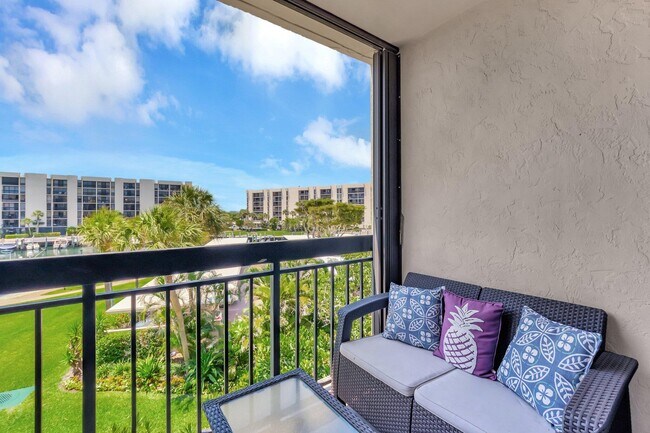 Building Photo - 2707 N Ocean Blvd
