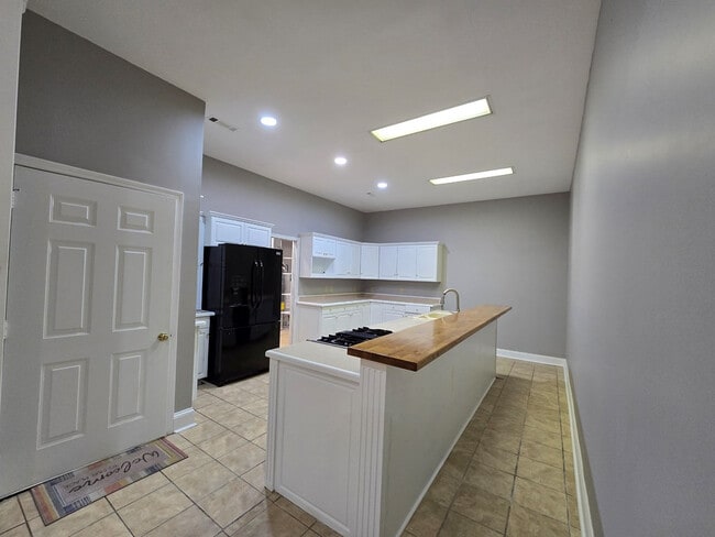 Building Photo - 900 Race Track Rd