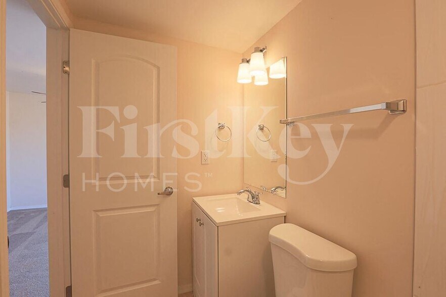 Building Photo - 1124 W Cinnabar Ave