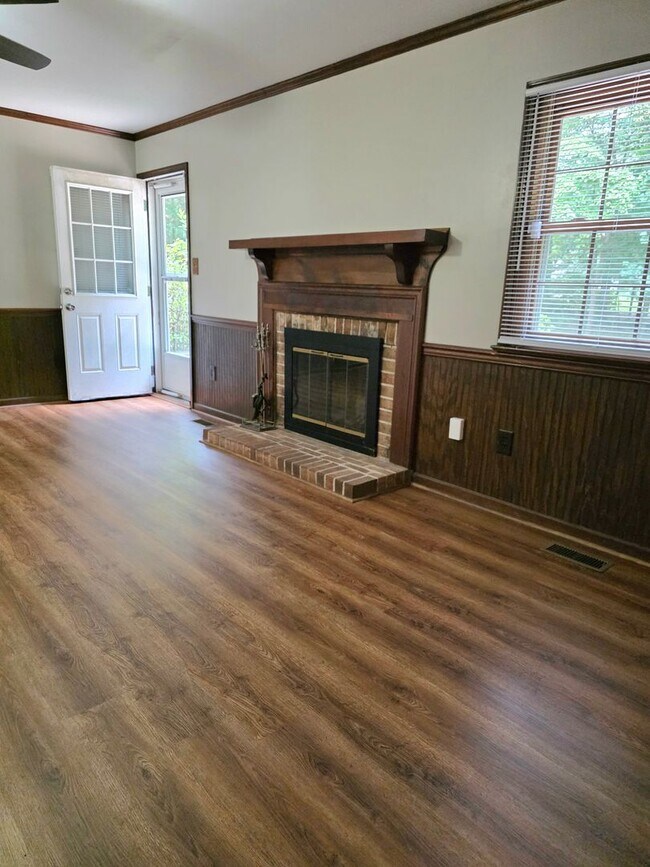 Building Photo - Cute Ranch in Yorktown Ready For New Tenants!