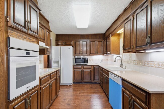 Building Photo - 7001/7003 S Indianapolis Ave Duplex