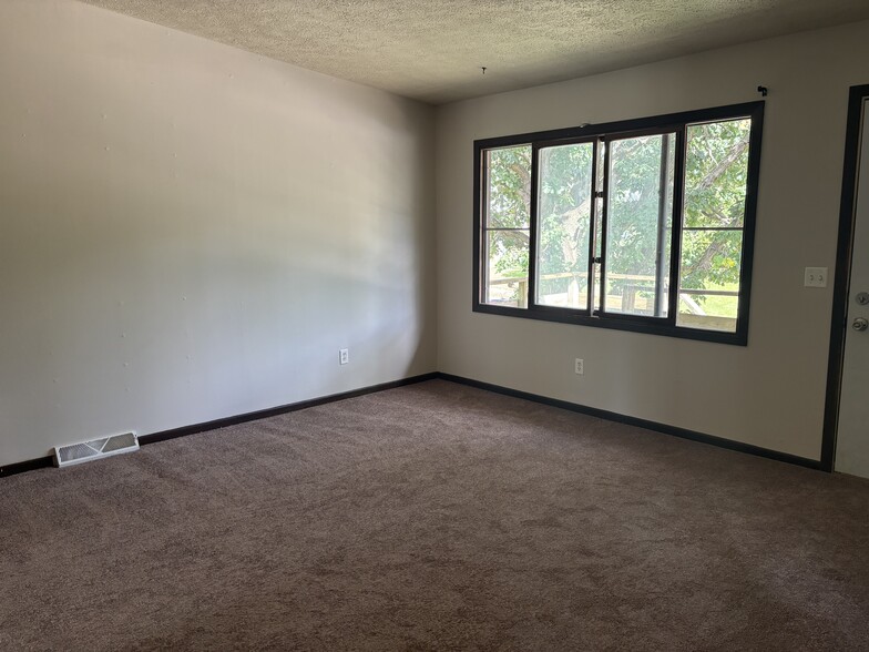 Building Photo - 1306 N Zenith Ave