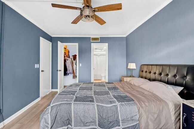 Building Photo - 1630 Embassy Dr