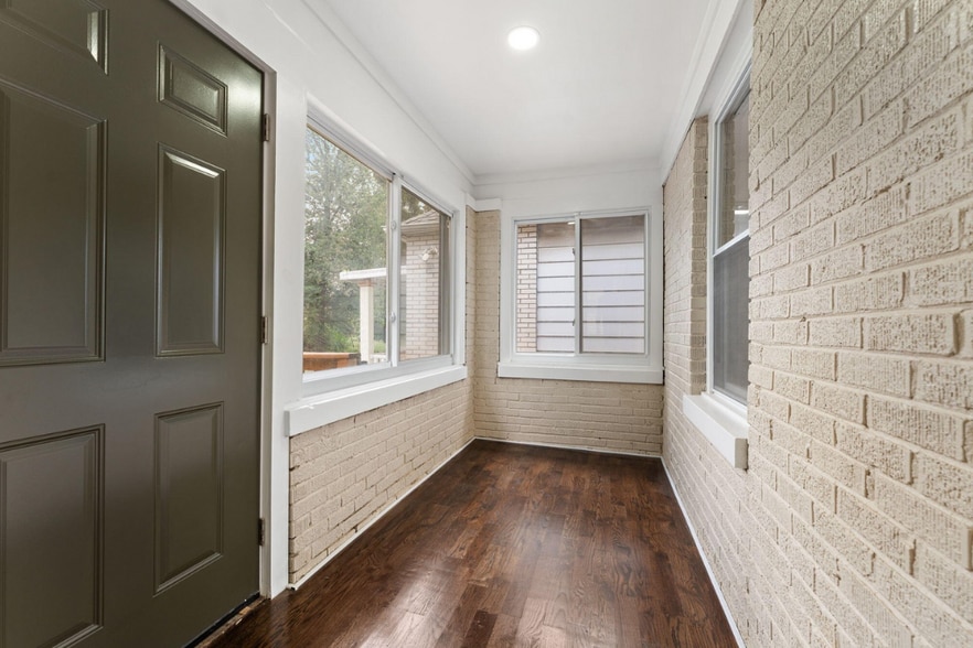 Sunporch - 1956 W 14th Ave