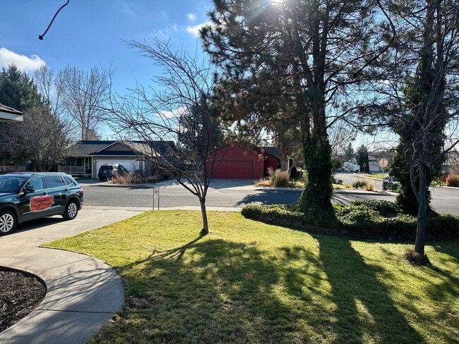 Building Photo - Ranch Style Home in NE Bend!  Fenced in backyard!