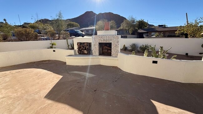 Building Photo - Mountain Views and Huge Yard