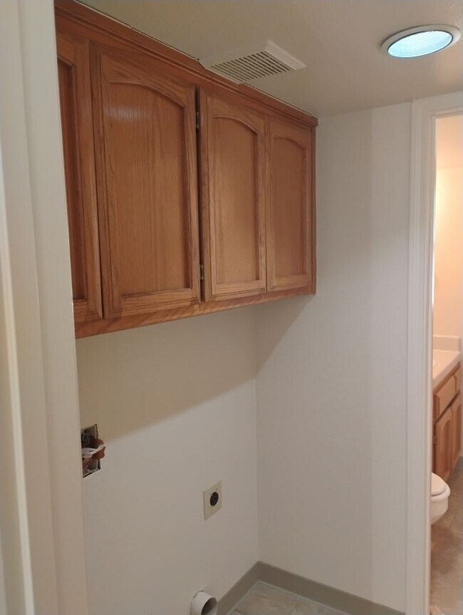 Building Photo - By appointment only. Do not disturb occupants. Apply now to schedule a viewing.