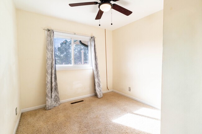 Building Photo - 2610 E Pikes Peak Ave