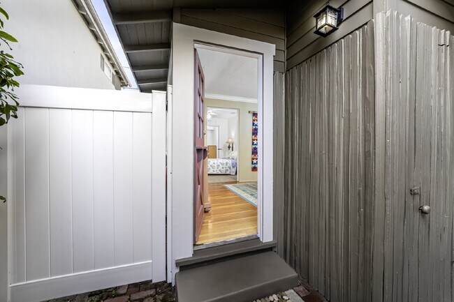 Building Photo - "Charming 4-Bedroom Classic Cottage & Cozy Fireplace in heart of Balboa