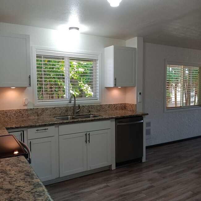 Building Photo - Great Home & Office is Ready for you in Jefferson!