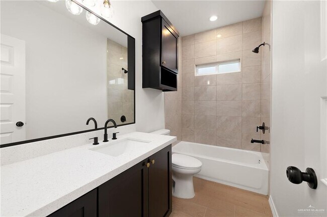 Building Photo - 13 S Links Dr