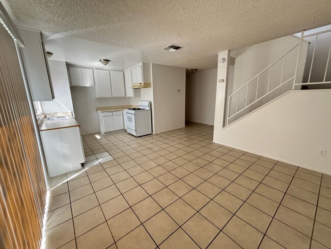 Building Photo - East Palmdale Townhouse