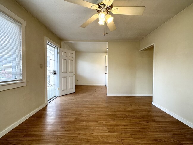 Building Photo - Cute 1 Bedroom 1 Bathroom Unit