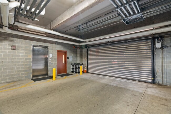 Building Photo - Comfortably-Modern Downtown Condo