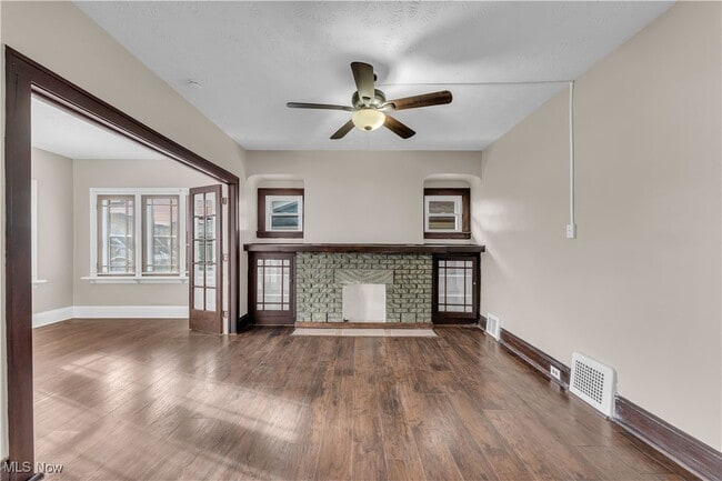 Building Photo - 11913 Buckingham Ave