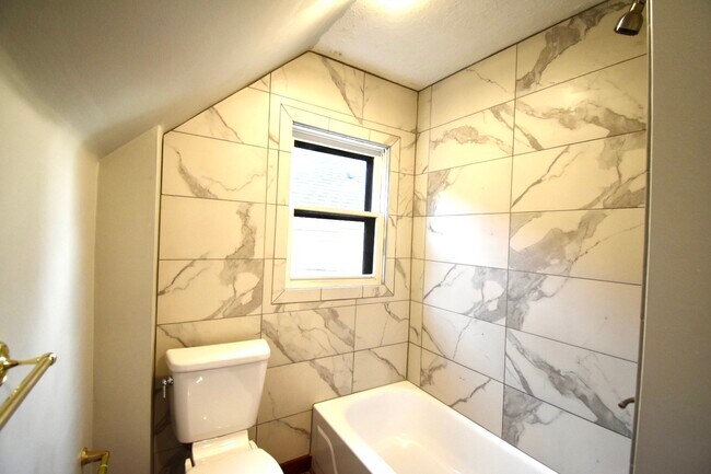 Building Photo - 616 Perrin Ave