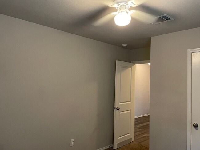 Building Photo - AVAILABLE IN BULVERDE!  In Hidden Trails S...