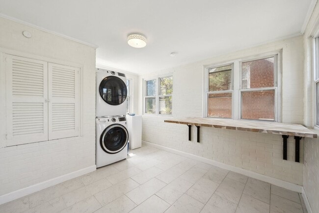 Building Photo - Spacious & Renovated Rental Home on Oversi...