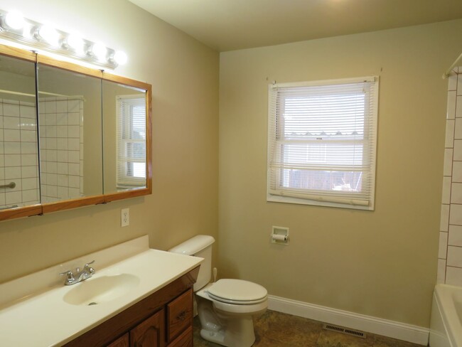 Building Photo - 3 Bedroom / 1 Bonus Room / 1 3/4 Bath Hous...