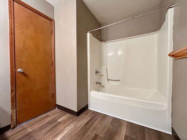 Building Photo - Four Bedroom Duplex in Kentwood - $400 OFF 1st Month!