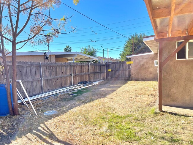 Building Photo - Three Bedroom Two Bathroom Home $2,495 Ria...