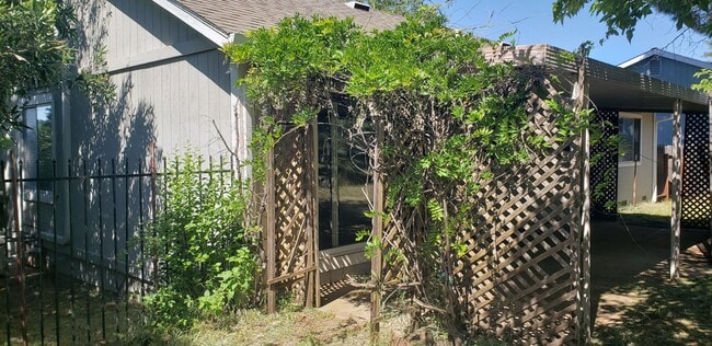 Building Photo - 19080stonegateroad.is4lease.com