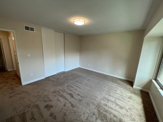 Building Photo - Gorgeous, Updated Todd Ranch Townhome