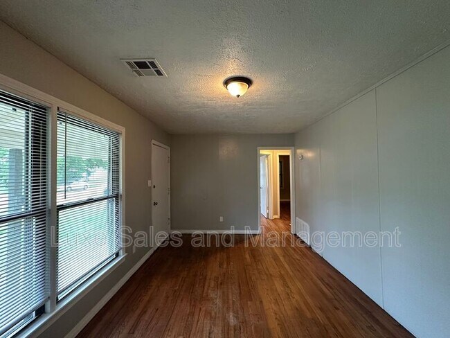 Building Photo - 3409 Willow Creek Dr