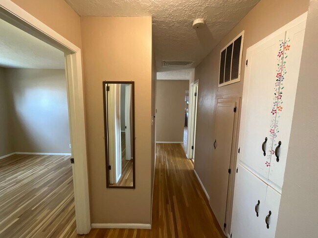 Building Photo - 4 Bedroom Single Story Home Available Near...