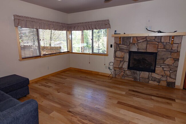 Building Photo - Comfy Getaway on Temple Ln.