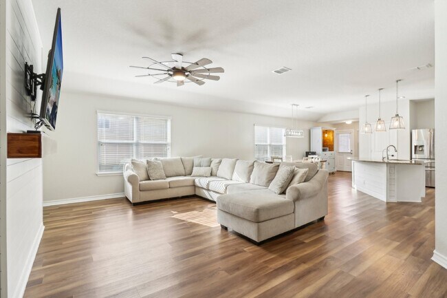 Building Photo - "Charming 4-Bedroom Oasis with custom fini...