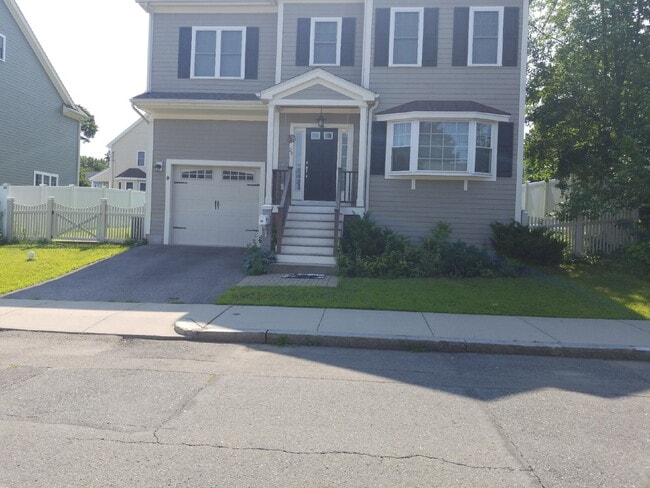 Building Photo - Luxurious 4bd/2.5ba house in quiet Boston neighborhood