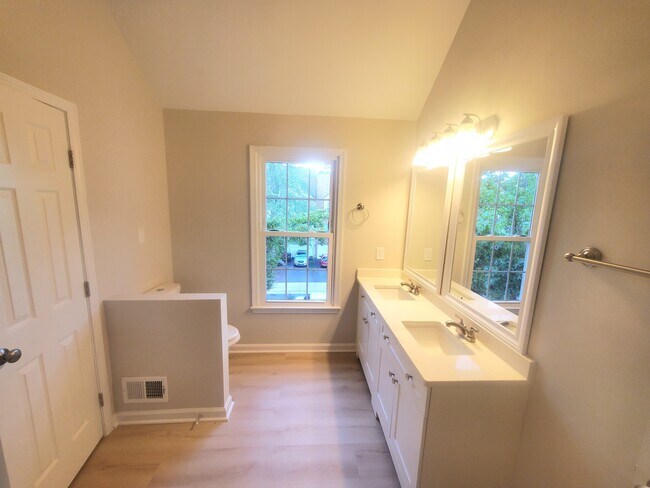 Building Photo - 14142 Betsy Ross Ln
