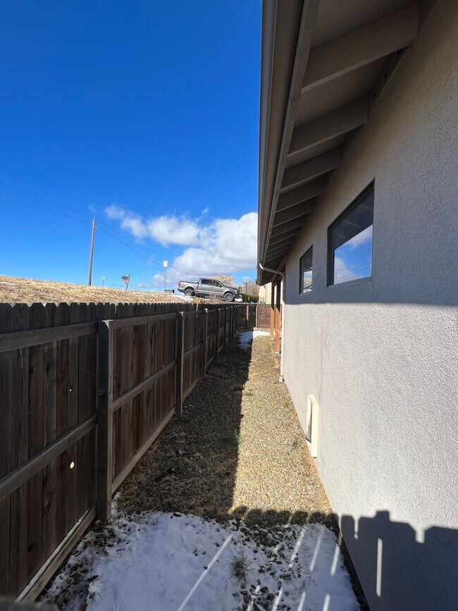 Building Photo - Charming , Single story 3 Bedroom , 2 Bath Home!