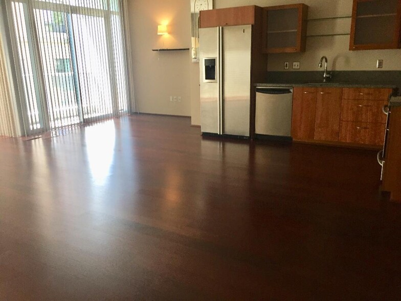 Kitchen and dining room area - 1221 SW 10th Ave