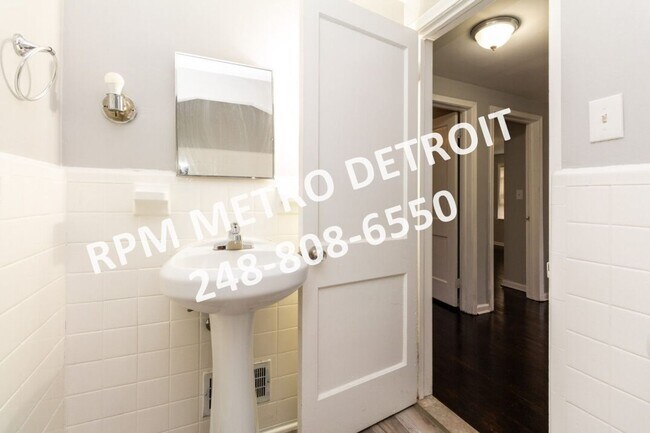 Building Photo - Traditonal 3-Bedroom Colonial Home in Detroit