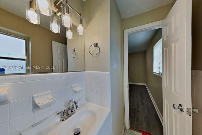 Building Photo - 2401 Jamaica Dr