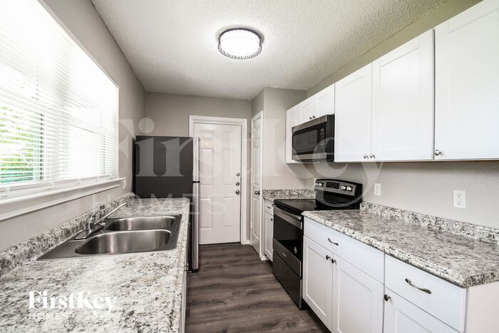 Building Photo - 1700 Scottsdale Dr